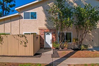 7933 Camino Glorita in San Diego, CA - Building Photo - Building Photo