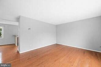 9071 Loreleigh Way in Fairfax, VA - Foto de edificio - Building Photo