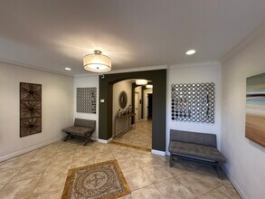7411 Herschel Ave in San Diego, CA - Foto de edificio - Building Photo
