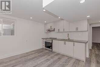 132 Bloomsbury Ave in Brampton, ON - Building Photo - Building Photo