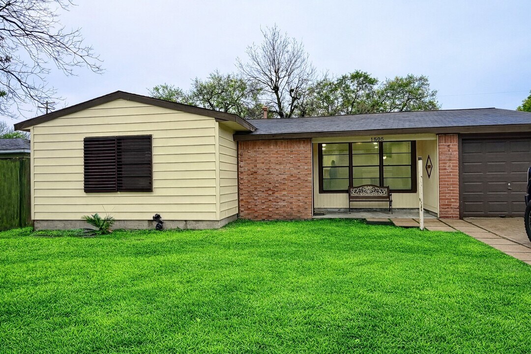 1505 15th Ave N in Texas City, TX - Building Photo