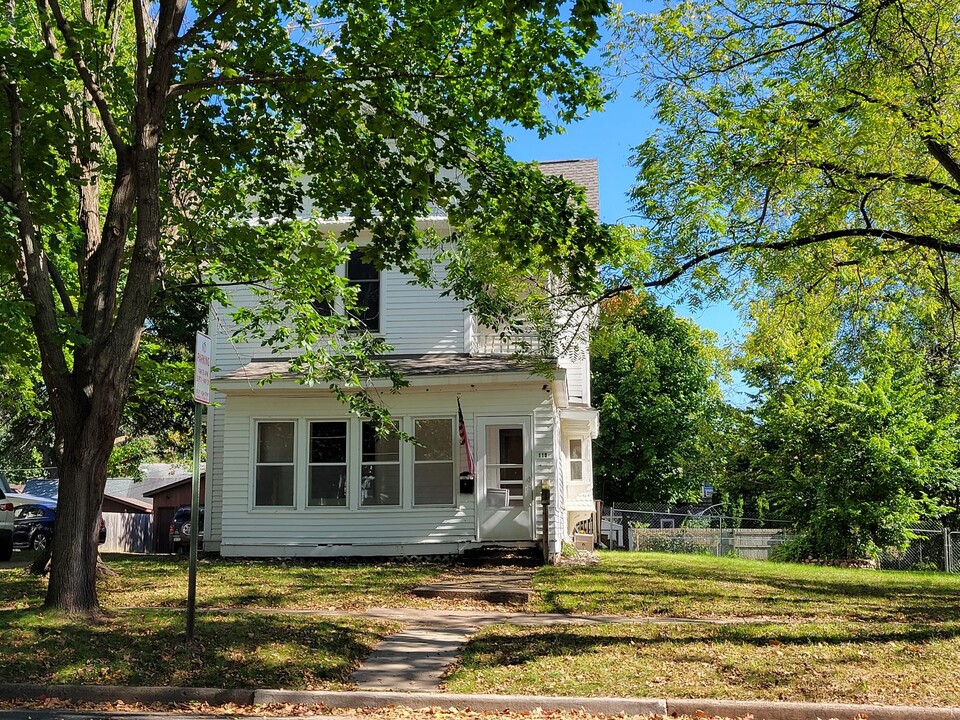 110 N 4th St in River Falls, WI - Foto de edificio