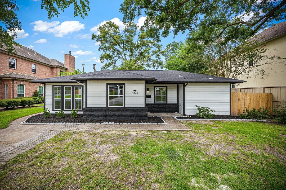 4626 Holly St in Bellaire, TX - Building Photo