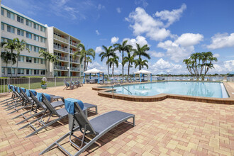 Waters Pointe in South Pasadena, FL - Foto de edificio - Building Photo