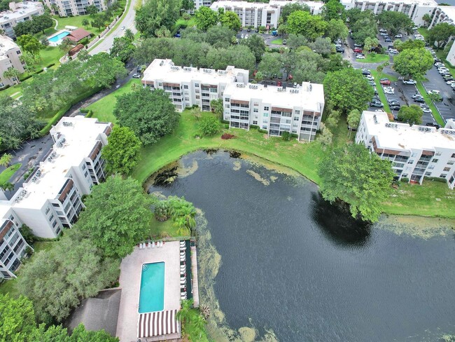 9330 Lagoon Pl, Unit 301 in Davie, FL - Building Photo - Building Photo