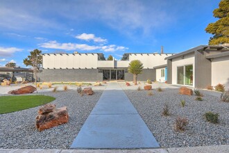 The Valencia Apartments in Albuquerque, NM - Foto de edificio - Building Photo