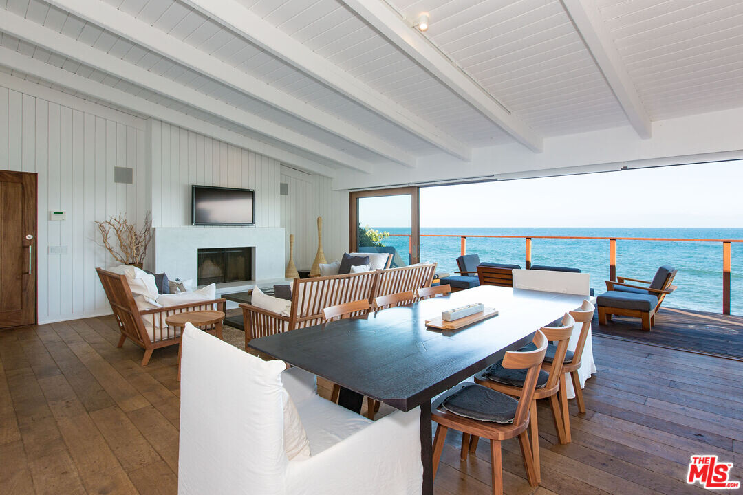 24222 Malibu Rd in Malibu, CA - Building Photo