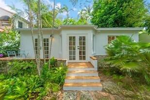 4151 El Prado Blvd in Miami, FL - Building Photo