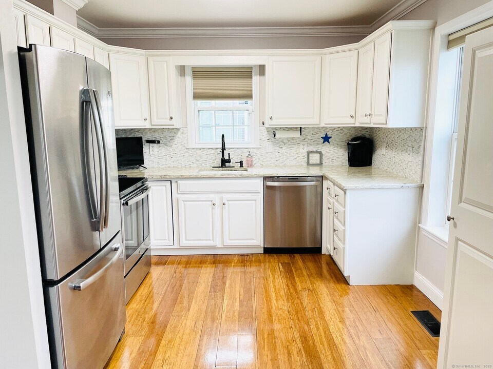 136 W Cedar St in Norwalk, CT - Building Photo