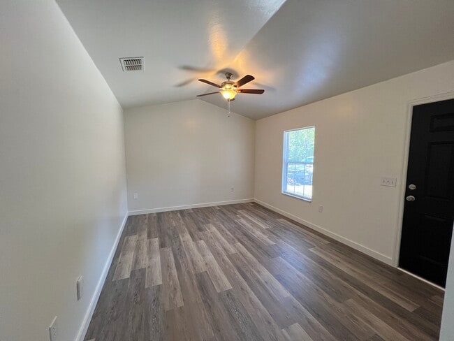 1427 N Paris St, Unit C in Bell, FL - Building Photo - Building Photo