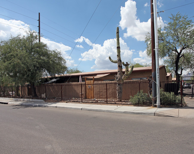 1301-1327 E Allen Rd in Tucson, AZ - Foto de edificio - Building Photo