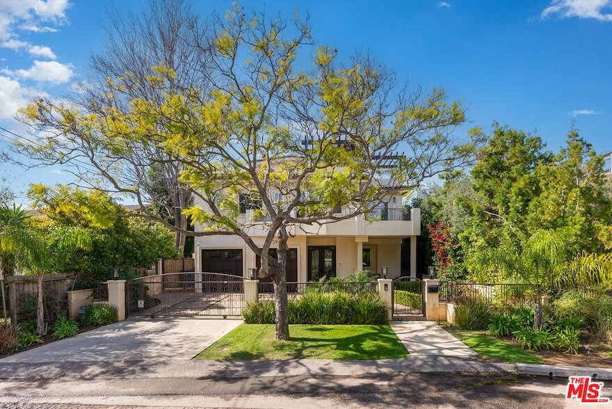 391 S Saltair Ave, Unit 1006 in Los Angeles, CA - Building Photo