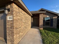 806 E 32nd St in Wolfforth, TX - Foto de edificio - Building Photo