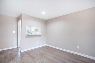 8751 Broadway in Houston, TX - Building Photo - Interior Photo