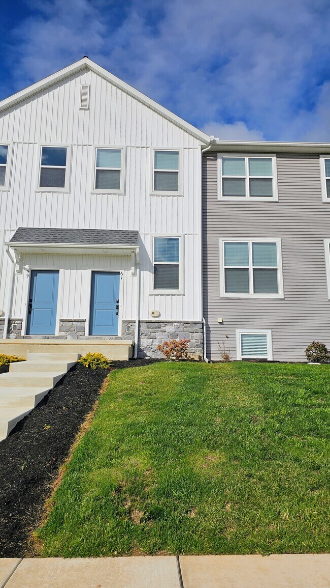 61 N Conifer Dr in Elizabethtown, PA - Building Photo - Building Photo