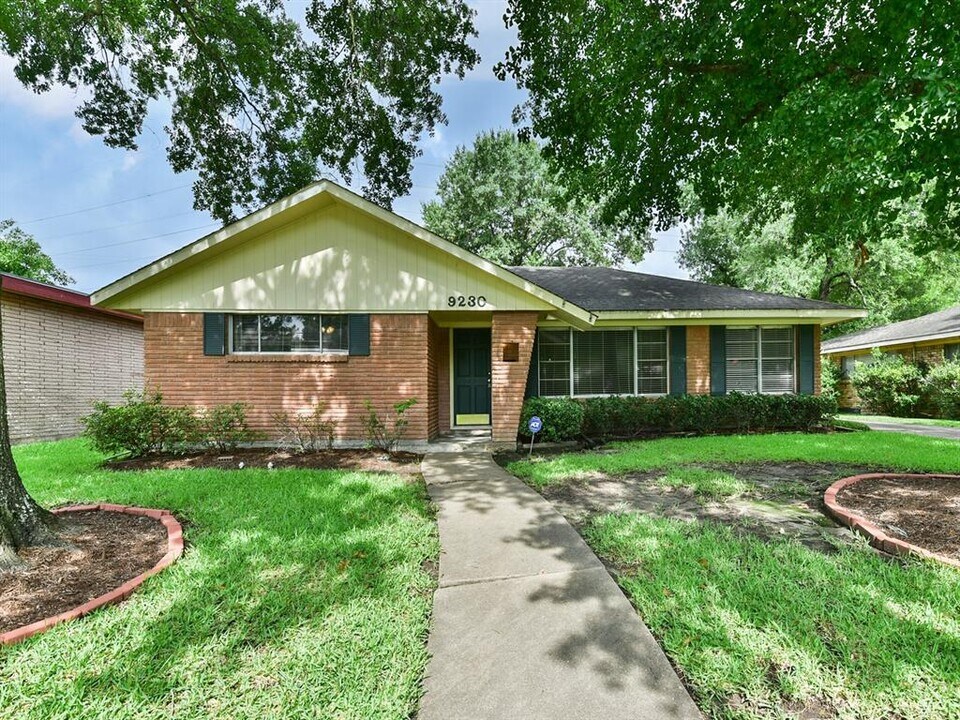9230 Bassoon Dr in Houston, TX - Building Photo