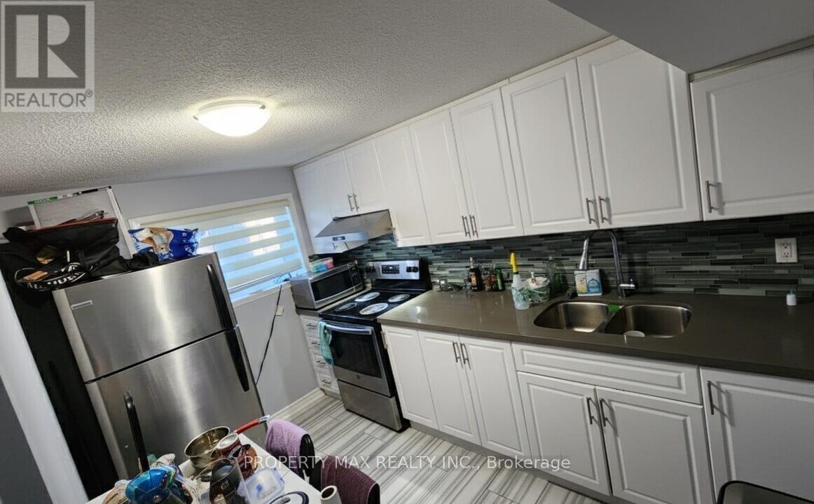 85 Carrera Blvd in Toronto, ON - Building Photo