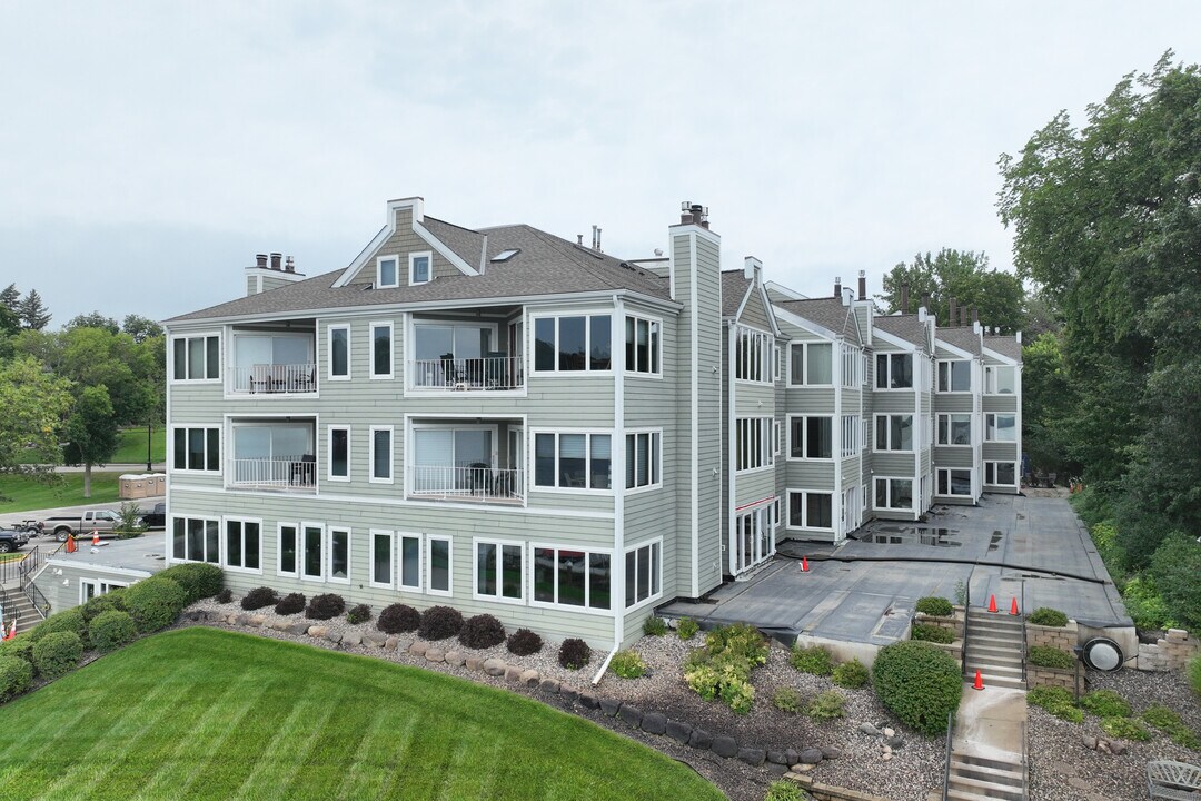 Chapman Place in Mound, MN - Building Photo