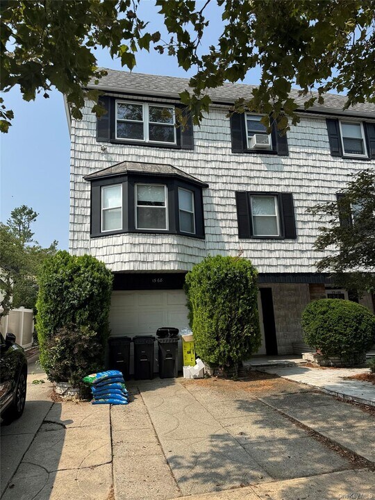 15-68 Waters Edge Dr in Queens, NY - Building Photo