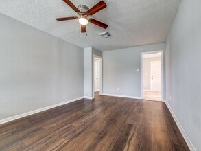 411 Gober St in Houston, TX - Building Photo - Building Photo