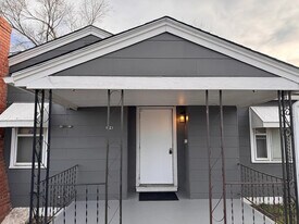 1121 W Harry St in Wichita, KS - Building Photo