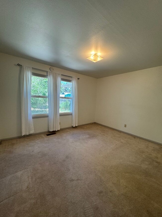 2145 Darrow Ave in Klamath Falls, OR - Building Photo - Building Photo