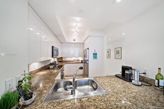 765 Crandon Blvd-Unit -111 in Miami, FL - Building Photo - Building Photo