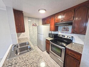 4056 Van Dyke Ave in San Diego, CA - Foto de edificio - Building Photo