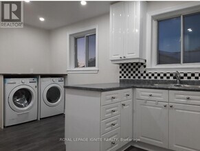 21 Humheller Rd in Toronto, ON - Building Photo - Building Photo