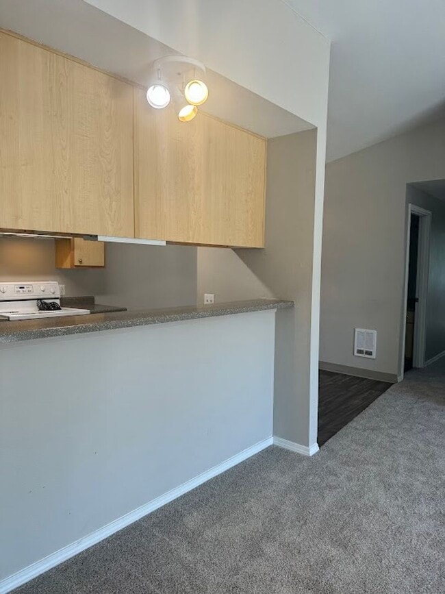 16924 SE Powell Blvd in Portland, OR - Building Photo - Building Photo