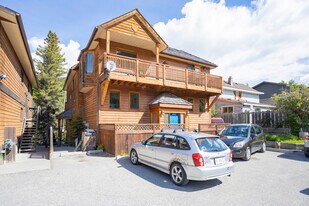 452 Banff Av in Banff, AB - Building Photo