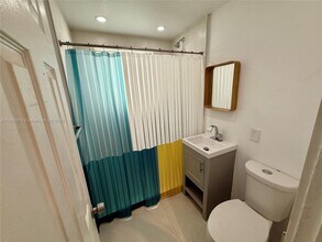 330 74th St in Miami Beach, FL - Foto de edificio - Building Photo