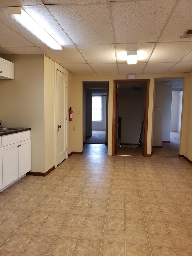 918 E Locust St, Unit 2 in Davenport, IA - Building Photo - Building Photo