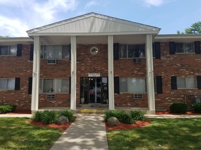 Colonial Apartments in Kenosha, WI - Foto de edificio - Building Photo