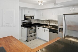 1420 Brickell Bay Dr, Unit 505 in Miami, FL - Foto de edificio - Building Photo