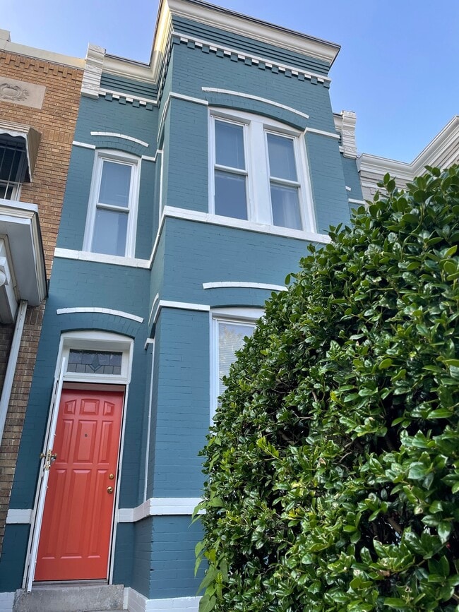 1332 E St NE, Unit Upper