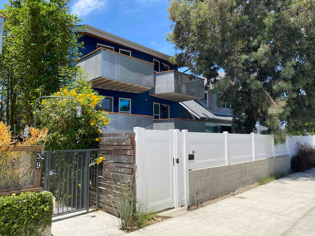 41 Clubhouse Ave in Los Angeles, CA - Foto de edificio - Building Photo