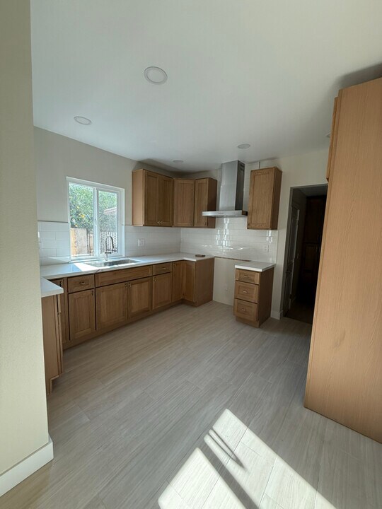 727 E 11th St in Pomona, CA - Building Photo