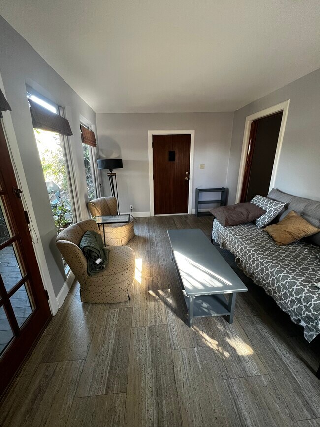 3450 Effie St, Unit Guest House in Los Angeles, CA - Building Photo - Building Photo