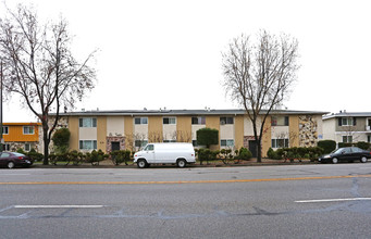 The Capri Apartments in Mountain View, CA - Foto de edificio - Building Photo