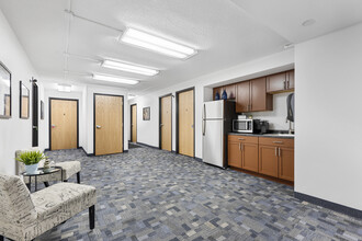 154 E Broadway St in Monticello, MN - Foto de edificio - Interior Photo