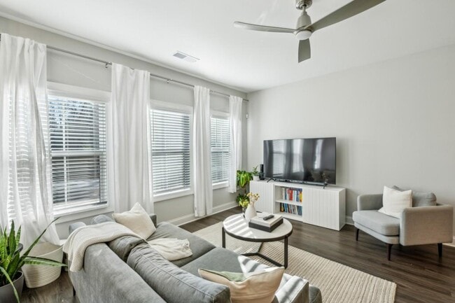 2420 Lakeshore Ln in Atlanta, GA - Foto de edificio - Building Photo