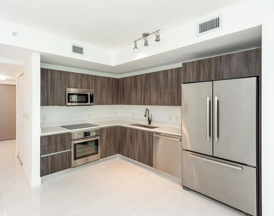 488 NE 18th St, Unit 1502 in Miami, FL - Building Photo