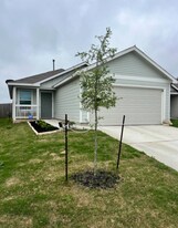 5913 Antonio Pl in Seguin, TX - Building Photo
