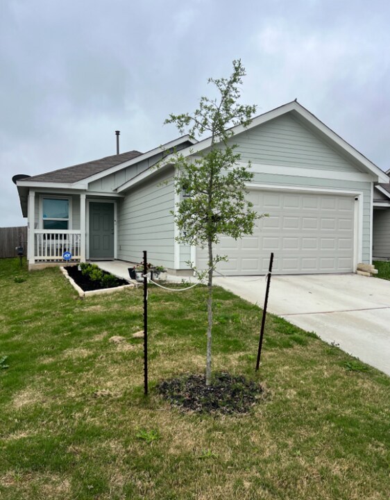 5913 Antonio Pl in Seguin, TX - Foto de edificio