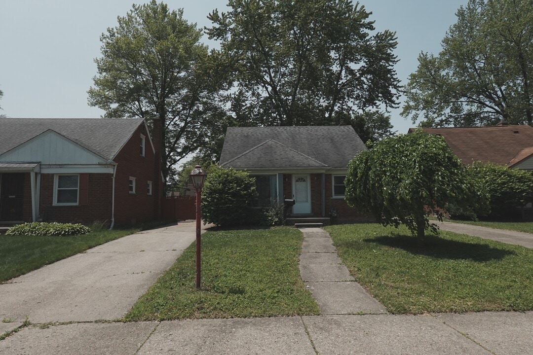 256 Brentwood St in Inkster, MI - Building Photo
