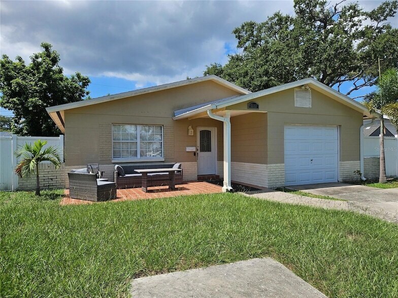 5542 19th Ave N in St. Petersburg, FL - Foto de edificio