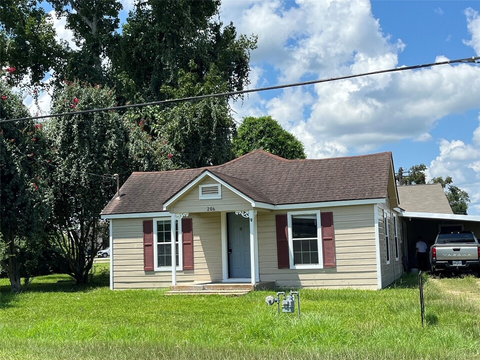 206 S Market St in Brazoria, TX - Building Photo