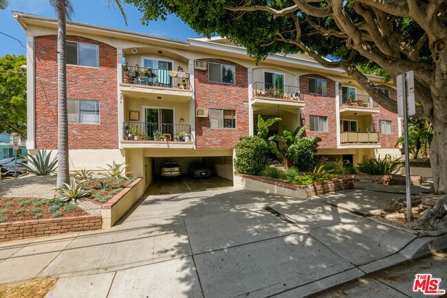 property at 2803 Arizona Ave