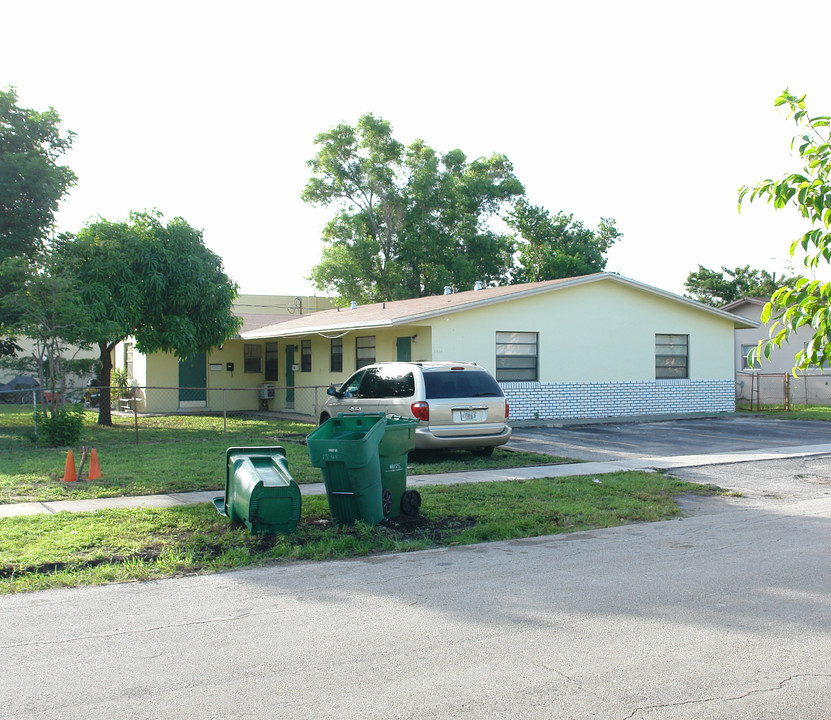 1538 NW 52nd Ave in Fort Lauderdale, FL - Foto de edificio
